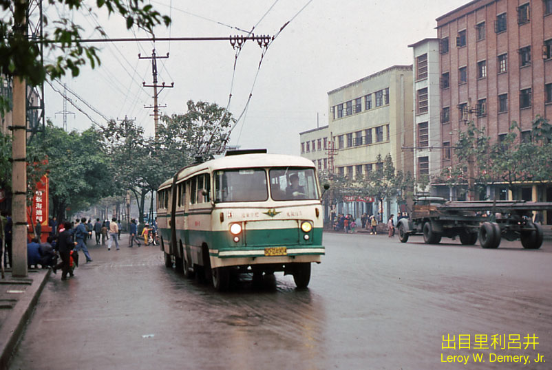 Yángjiāpíng (杨家坪) trolleybus terminal 