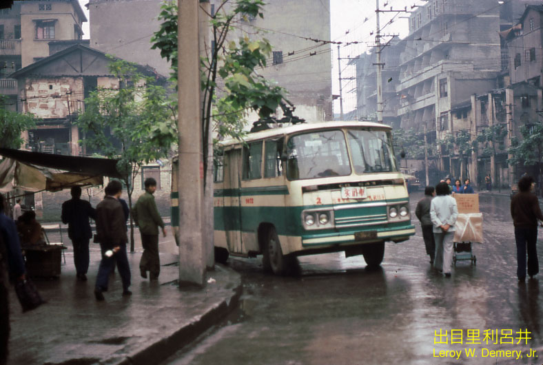 Near Jiĕfàng Bēi (解放碑) terminal, trolleybus Line 102